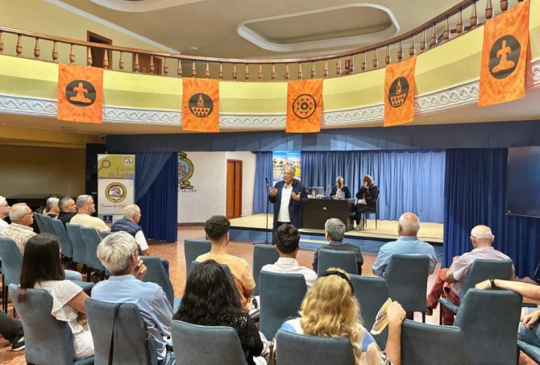 Pedro Reyes y Paco Guedes presentan en el Casino de Gáldar las claves de la investigación sobre la ‘Operación Paraíso|”
