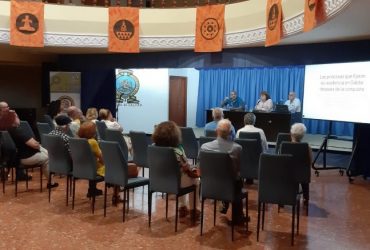 El Casino de Gáldar inaugura una exposición colectiva con diez artistas y celebra una concurrida charla sobre genealogía .