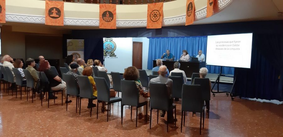 El Casino de Gáldar inaugura una exposición colectiva con diez artistas y celebra una concurrida charla sobre genealogía .