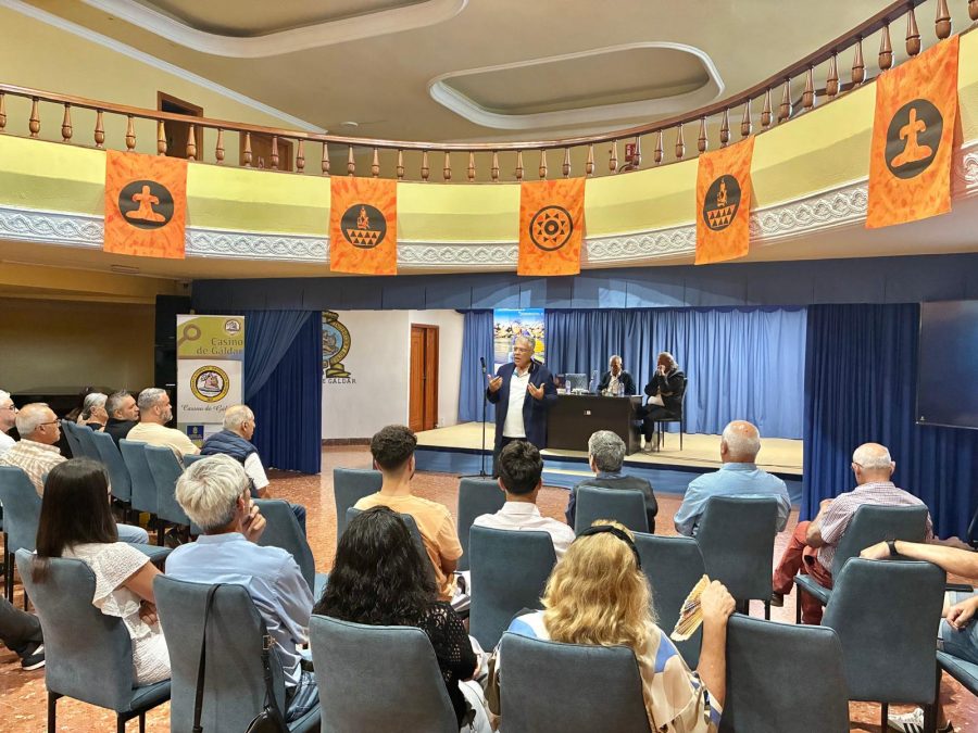 Pedro Reyes y Paco Guedes presentan en el Casino de Gáldar las claves de la investigación sobre la ‘Operación Paraíso|”
