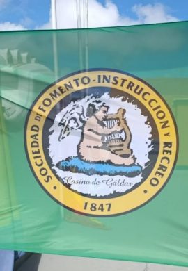 El Casino de Gáldar estrena su bandera institucional en la tradicional izada de enseñas con motivo de su 179º aniversario