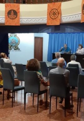 El Casino de Gáldar inaugura una exposición colectiva con diez artistas y celebra una concurrida charla sobre genealogía .